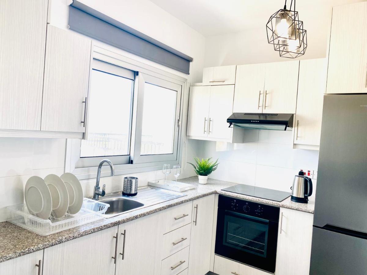 Lina 703 Apartment Ларнака Екстериор снимка